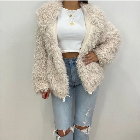 NWT Dress Forum Women’s Oversized Faux Fur Fluffy Hooded Jacket in Cream - Picture 1 of 6